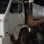 PM apreende caminhão com mais de 8 mil litros de combustíveis transportados irregularmente em Paranaíta